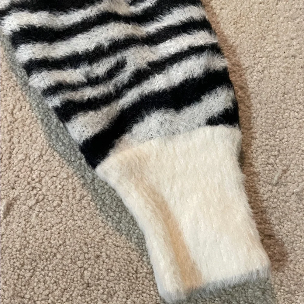 Express Black & White Zebra-Print Fuzzy Crewneck Sweater - Picture 4 of 6